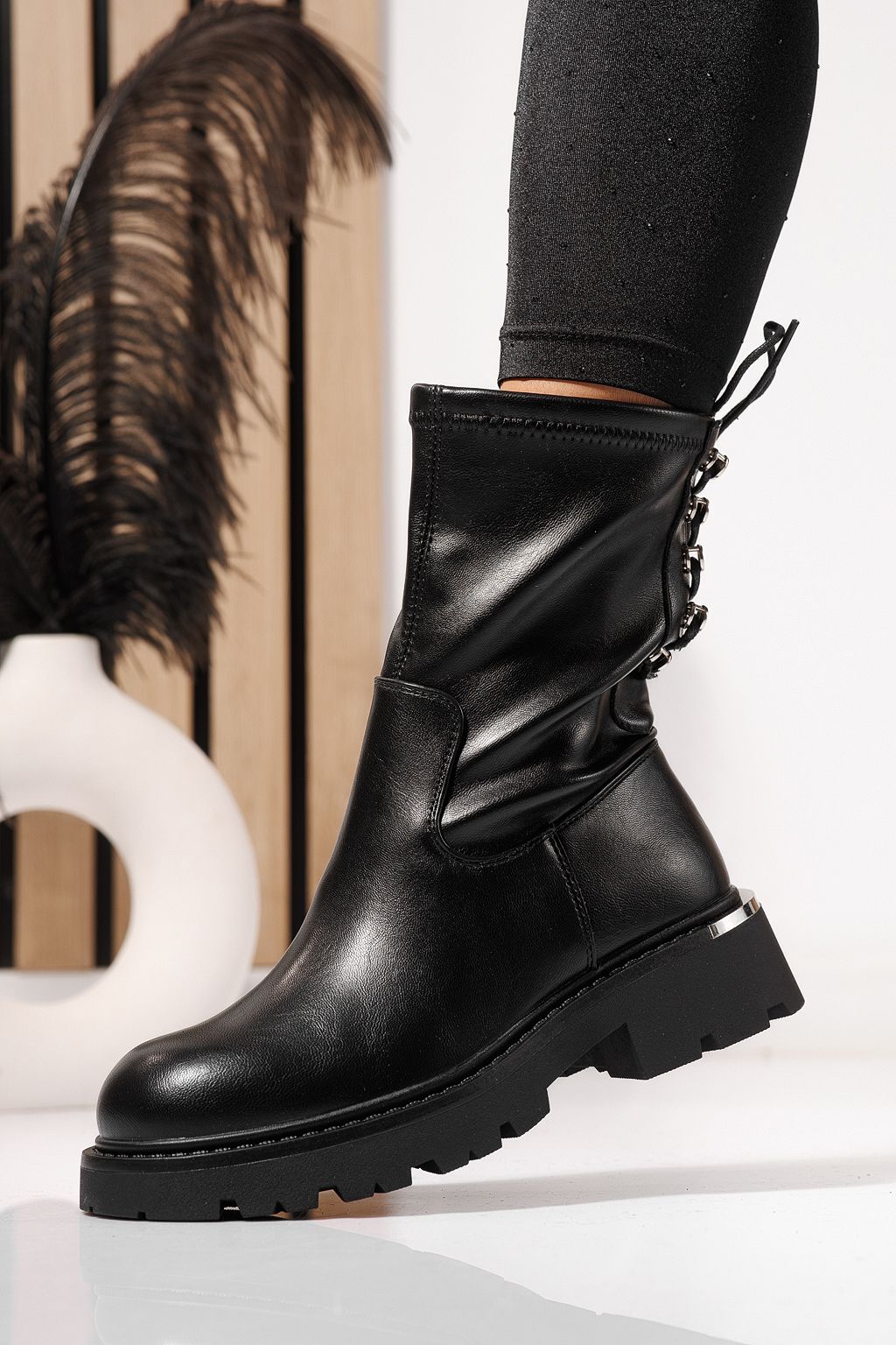 Női bélelt csizma fekete öko bőrből készült Evelyn #23076