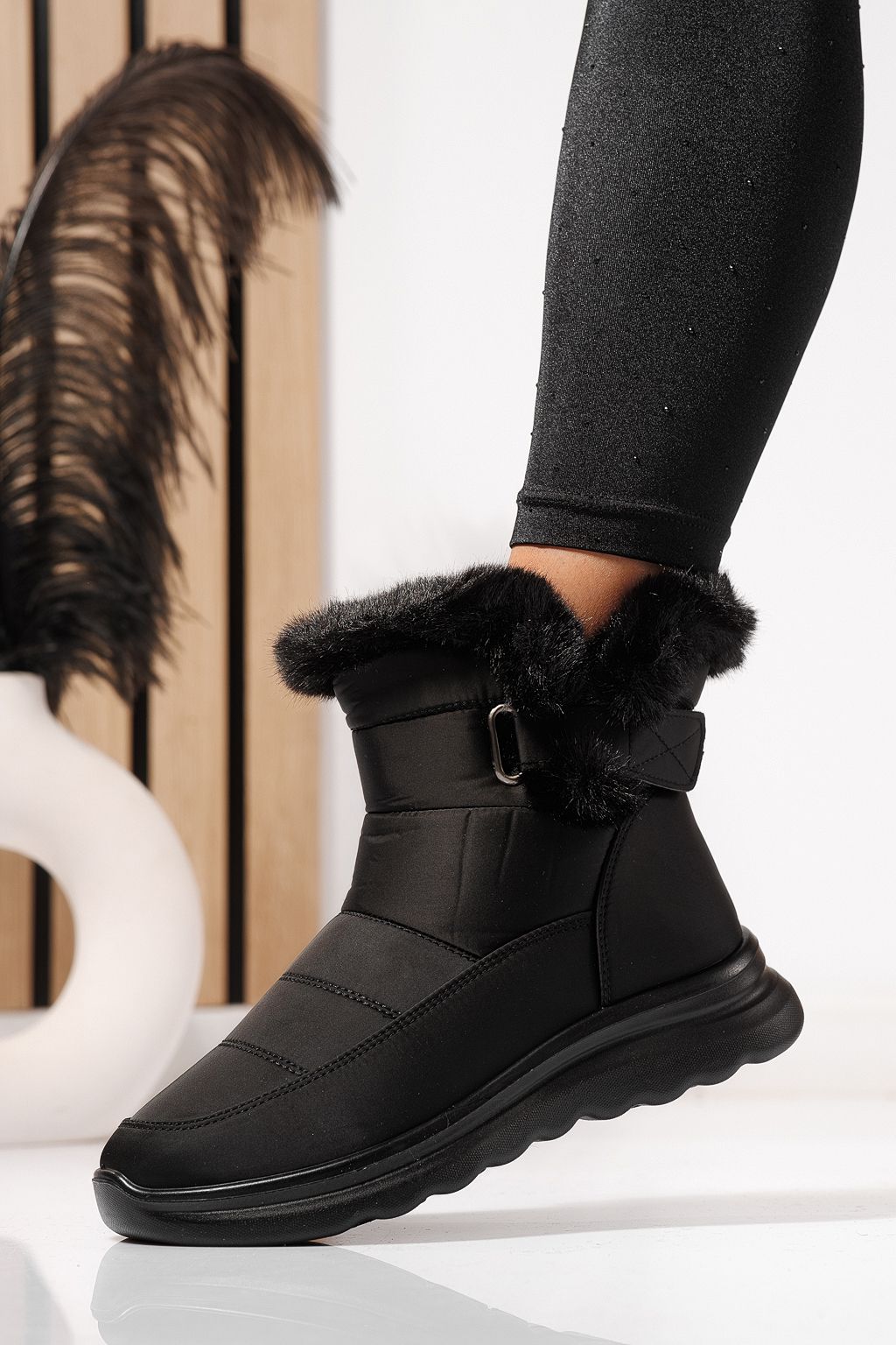 Női szőrmével bélelt csizma fekete susogós anyagból Amelia #23065