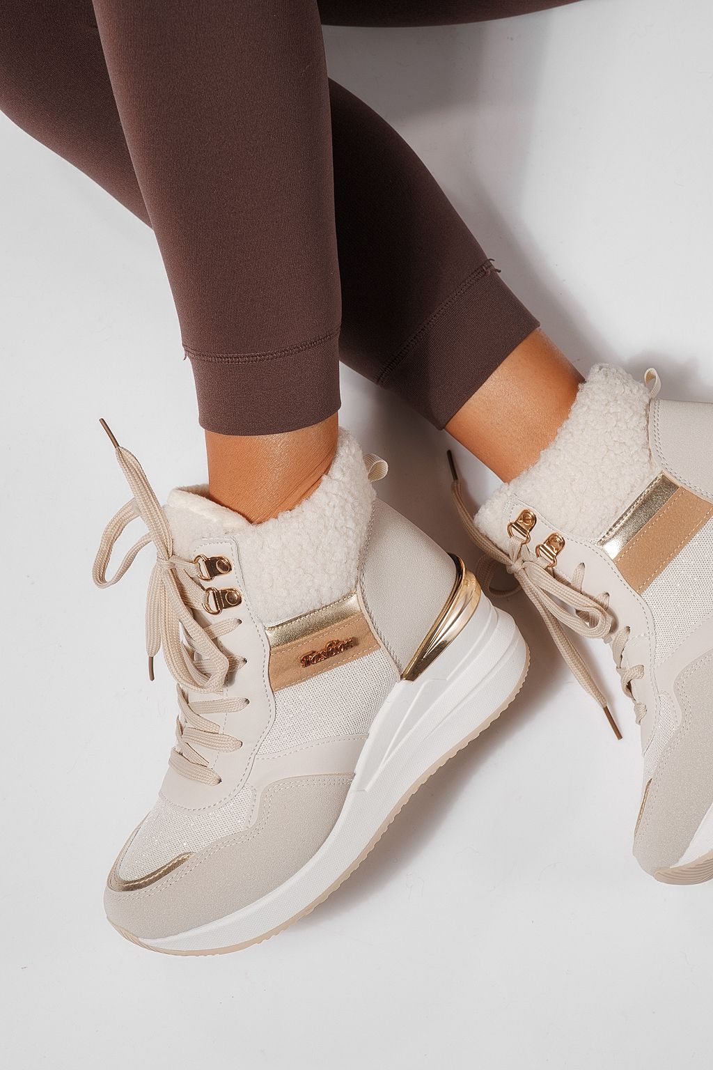 Női bélelt csizma bézs öko bőrből készült Ariana #23060