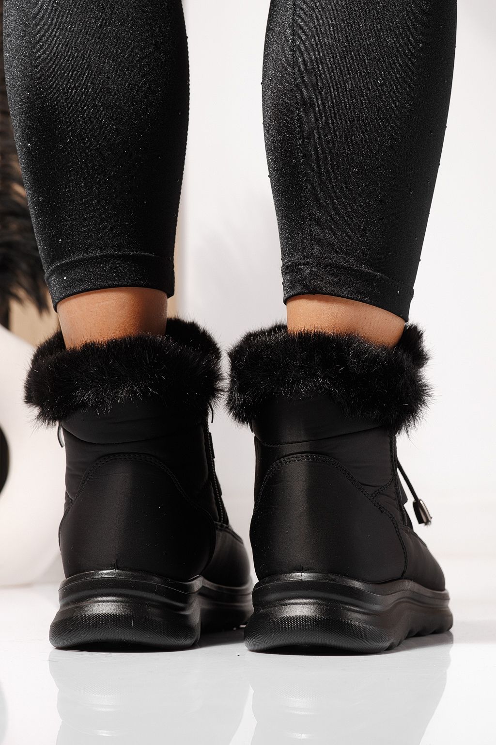 Női szőrmével bélelt csizma fekete susogós anyagból Alice #23064