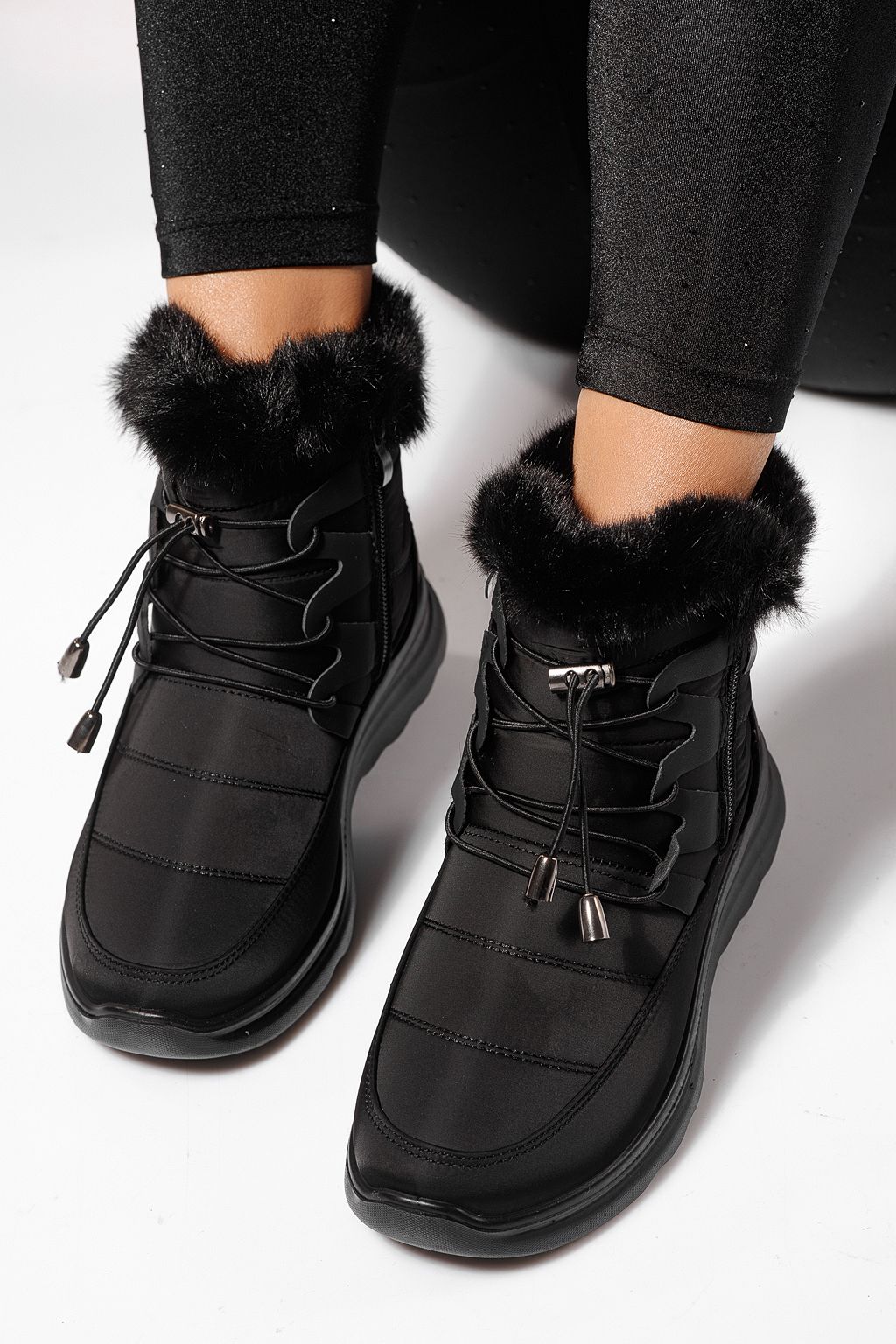Női szőrmével bélelt csizma fekete susogós anyagból Alice #23064