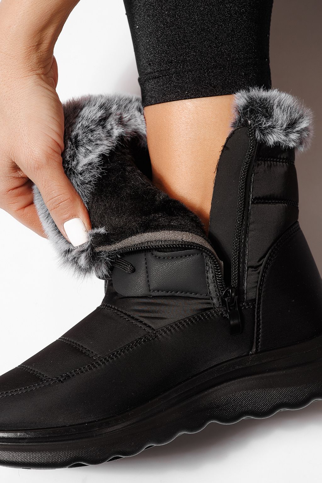 Női szőrmével bélelt csizma fekete susogós anyagból Alessia #23066