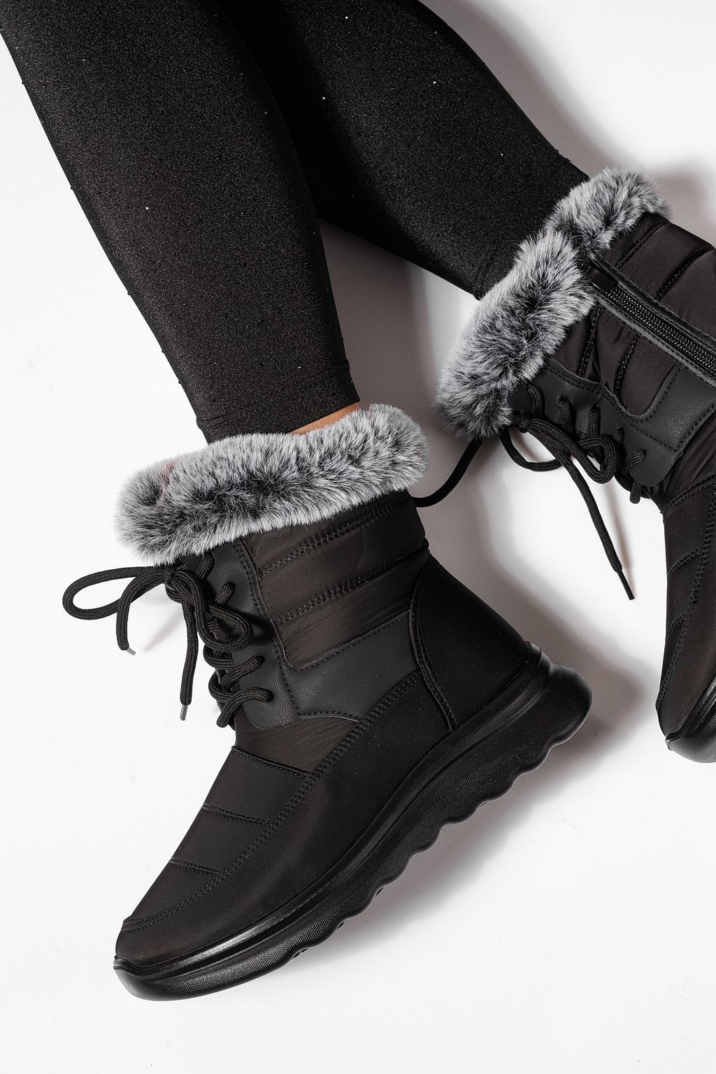 Női szőrmével bélelt csizma fekete susogós anyagból Alessia #23066