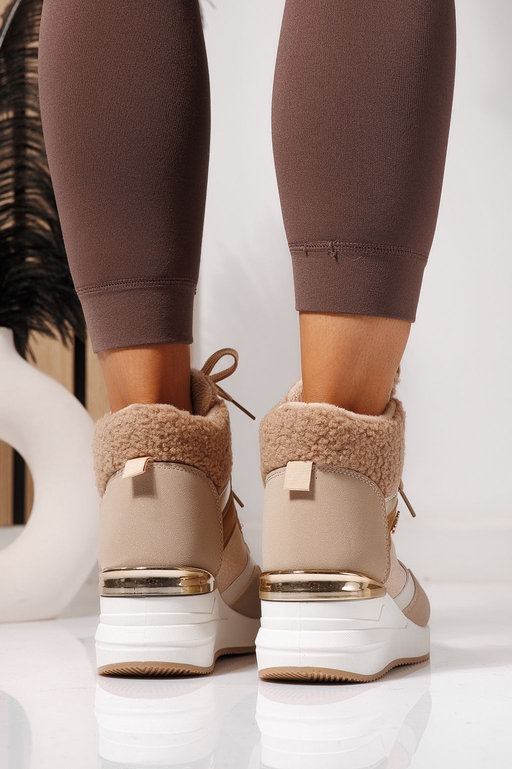 Női bélelt csizma khaki öko bőrből készült Ariana #23059