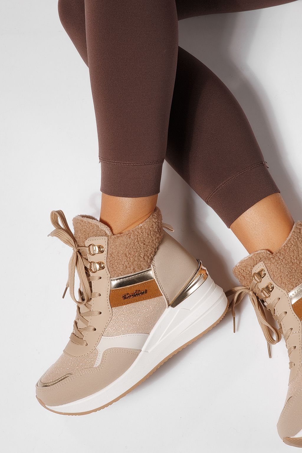 Női bélelt csizma khaki öko bőrből készült Ariana #23059