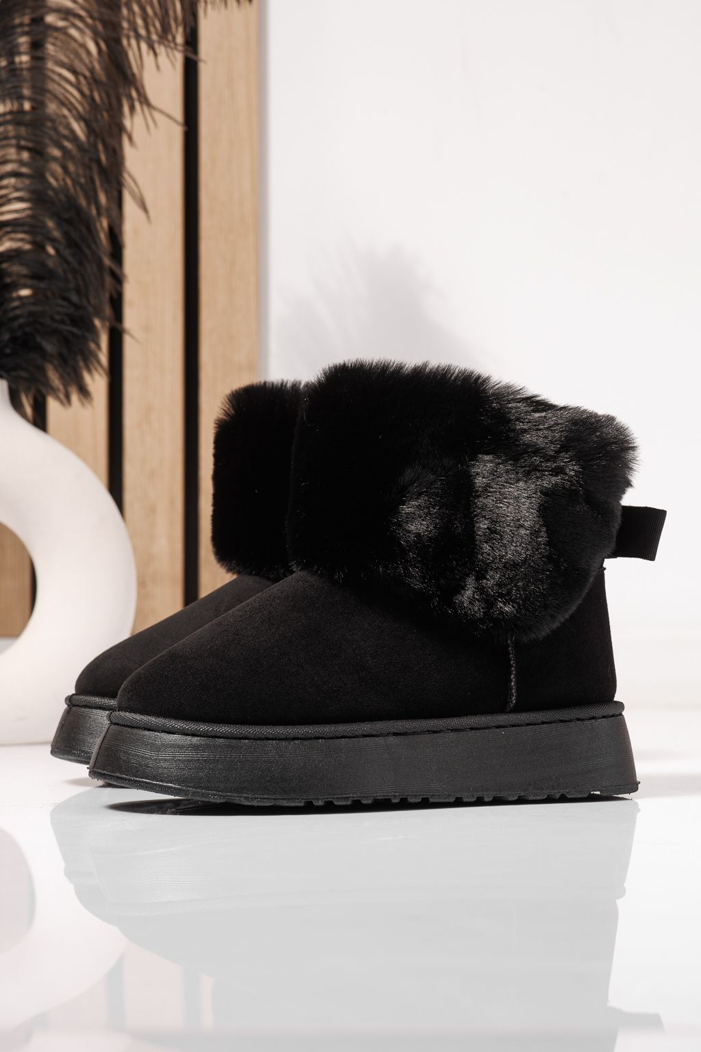 Női rövid csizma szőrmével UG fekete öko bőrből készült Beatrice #23067