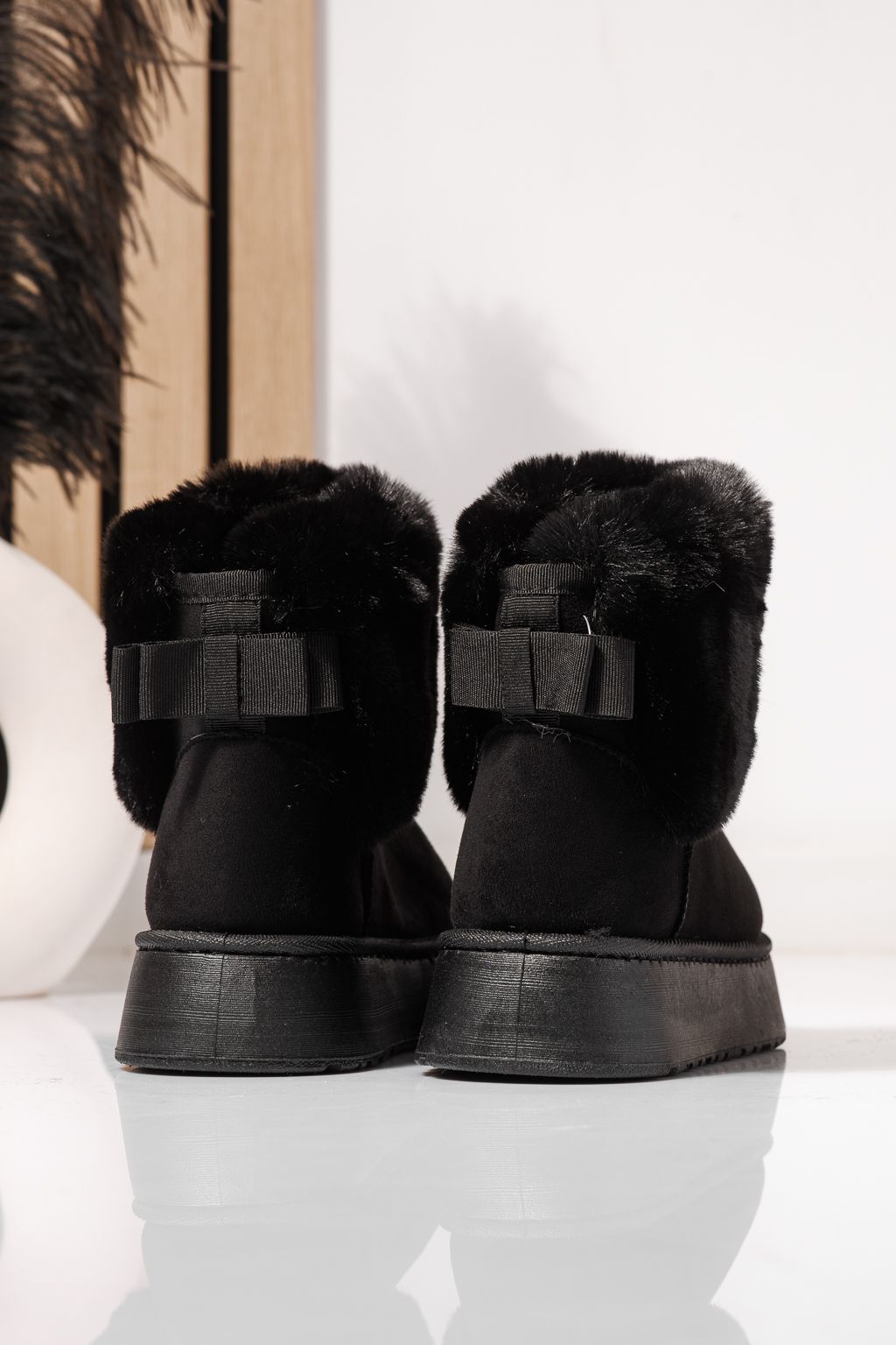 Női rövid csizma szőrmével UG fekete öko bőrből készült Beatrice #23067