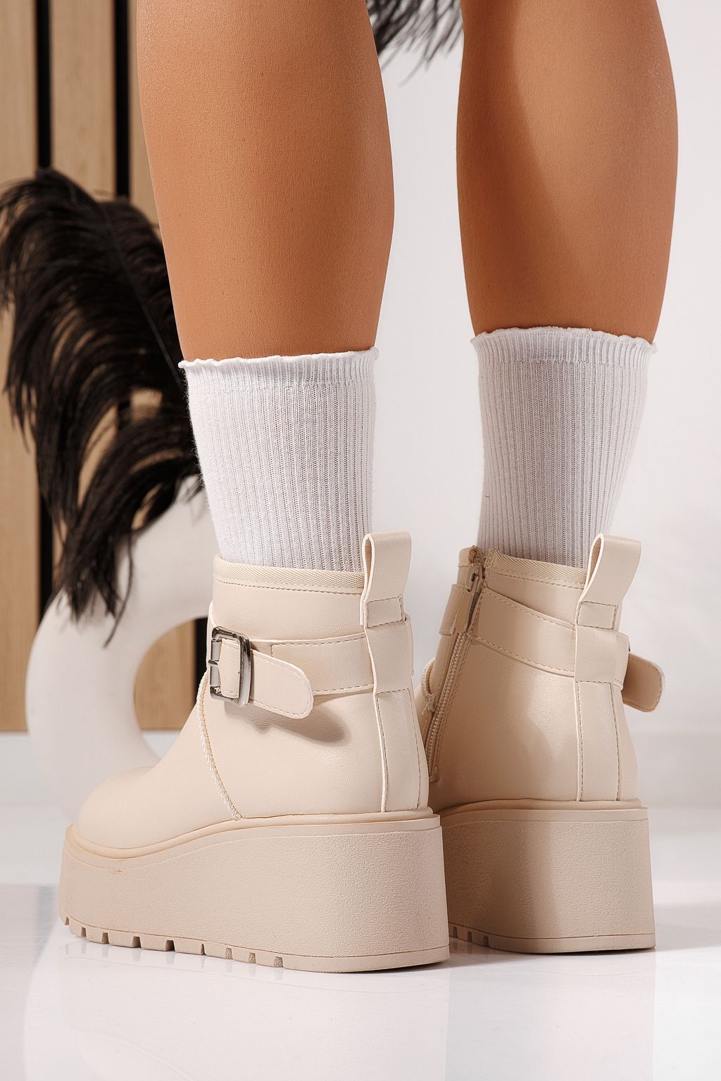 Női szőrmével bélelt csizma bézs öko bőrből készült June #23085