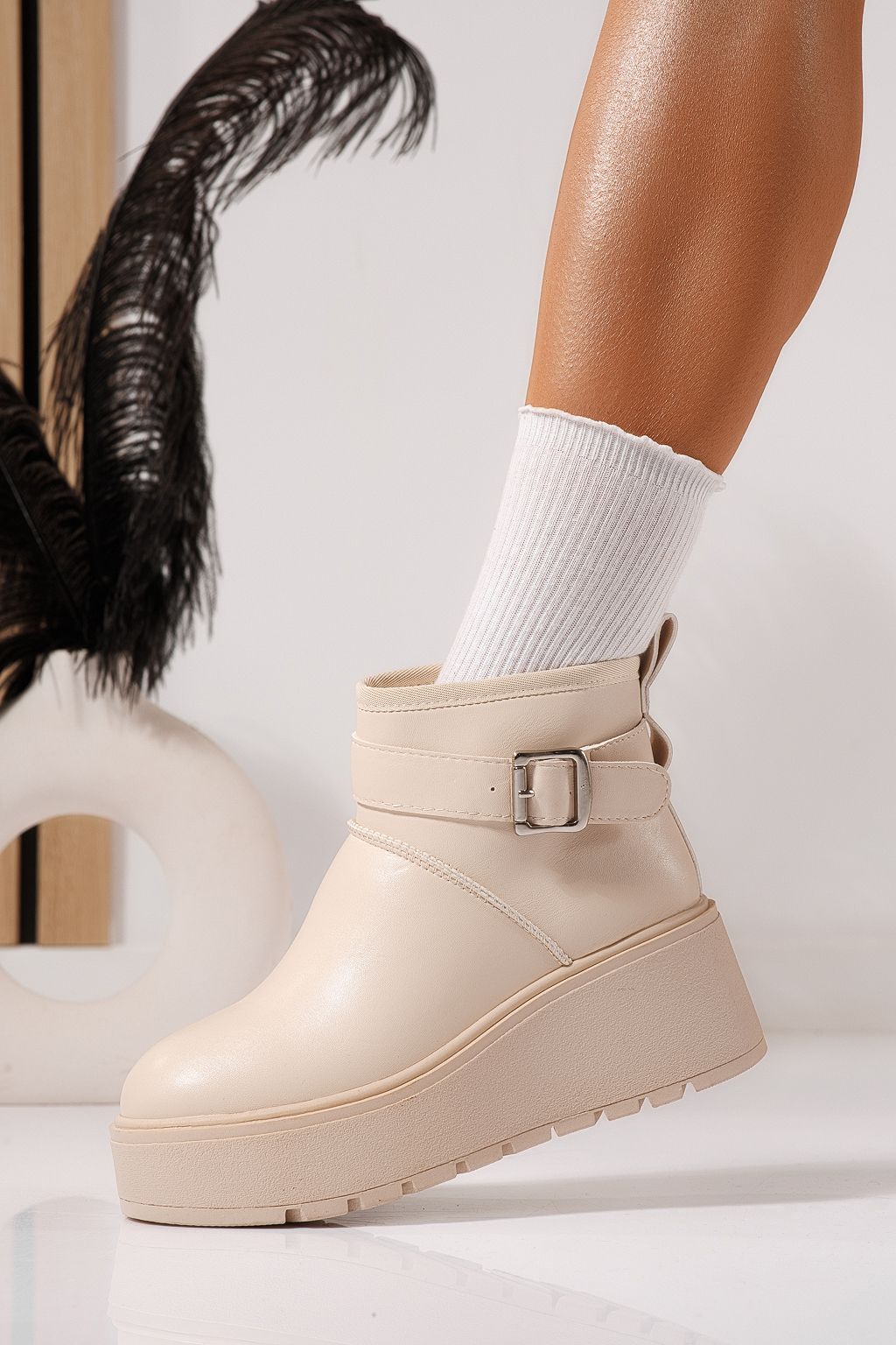 Női szőrmével bélelt csizma bézs öko bőrből készült June #23085