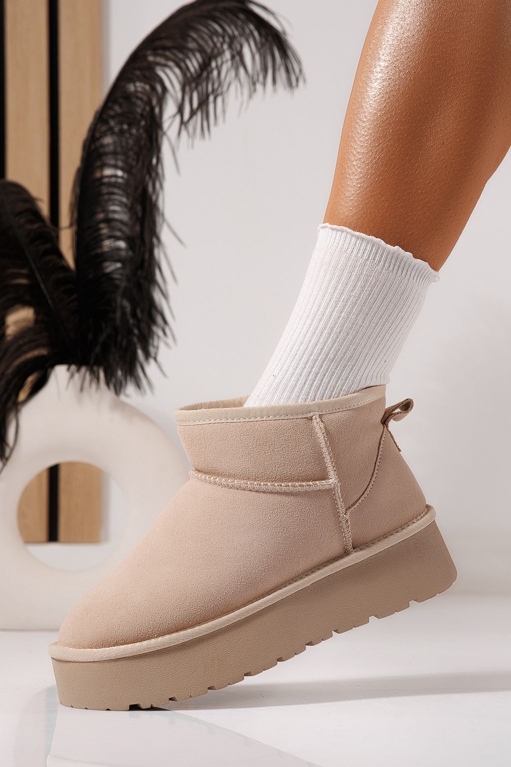 Női rövid csizma szőrmével UG bézs természetes velúr bőrből készült Sabina #23154