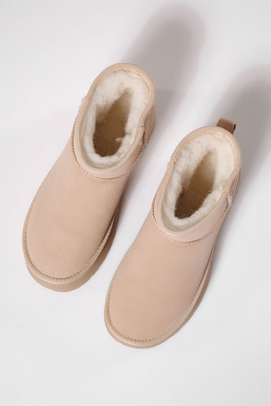 Női rövid csizma szőrmével UG bézs természetes velúr bőrből készült Sabina #23154