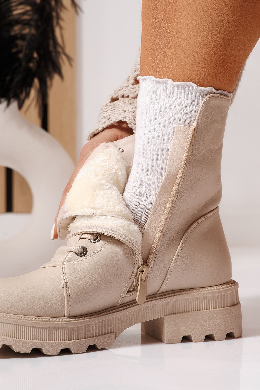 Női szőrmével bélelt csizma bézs öko bőrből készült Kiara #23088