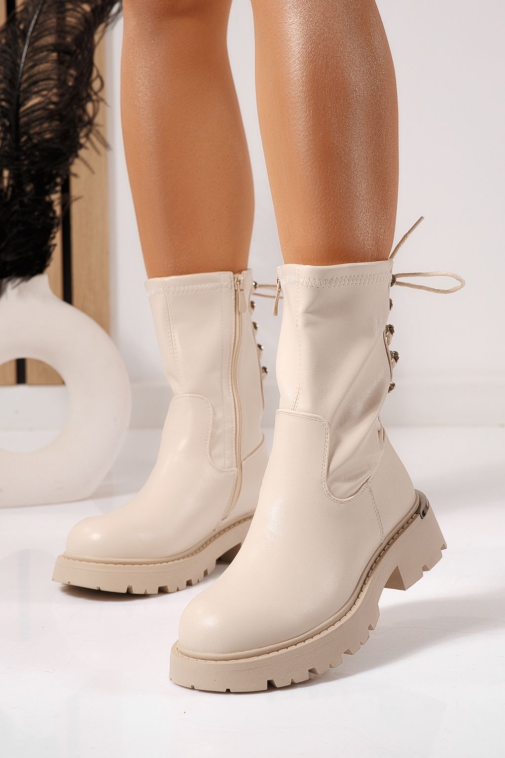 Női bélelt csizma bézs öko bőrből készült Evelyn #23077