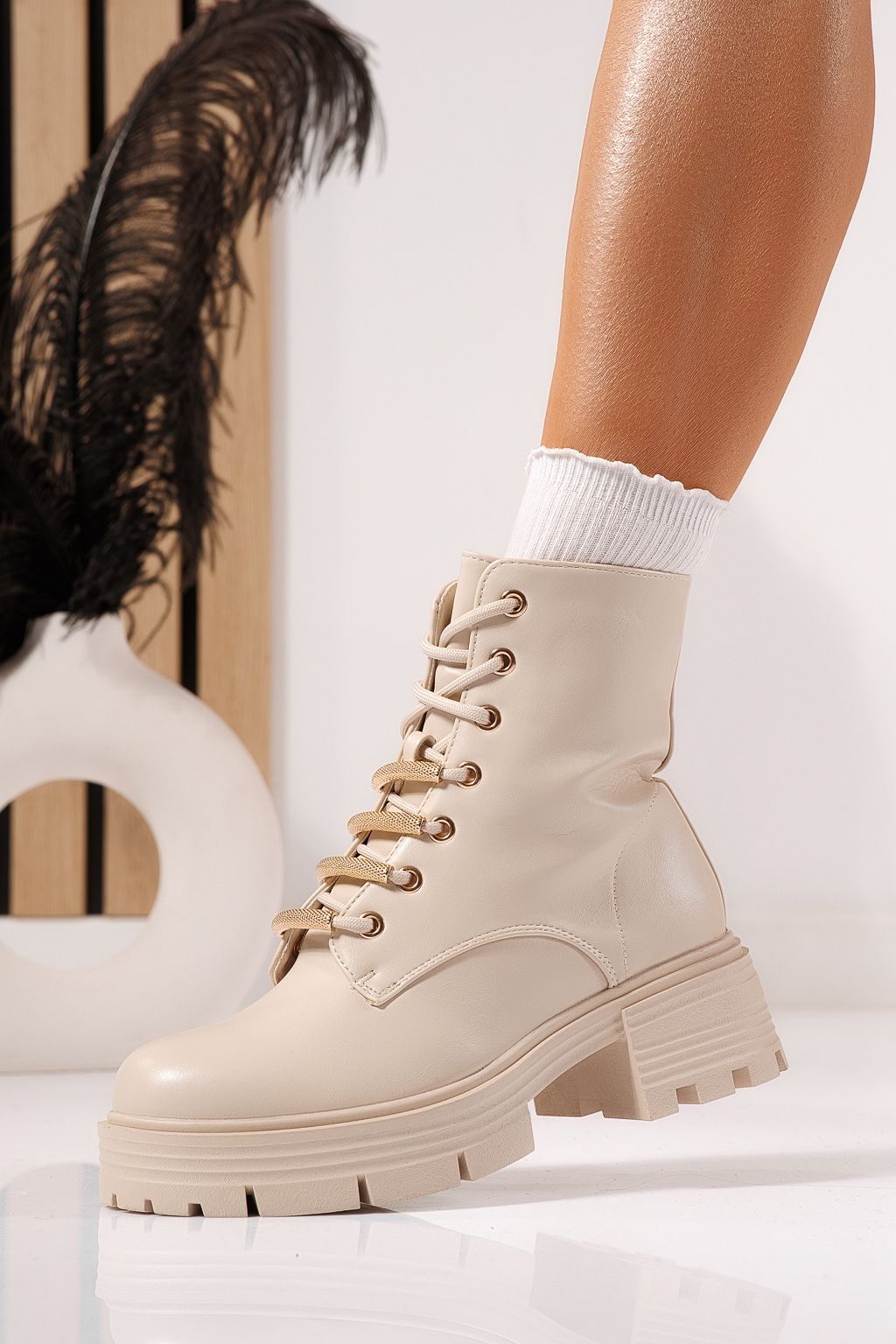 Női szőrmével bélelt csizma bézs öko bőrből készült Julia #23087