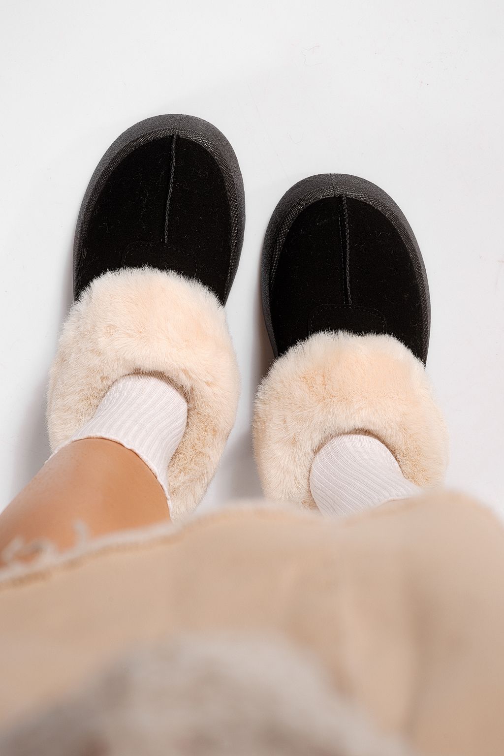 Női szőrmével bélelt csizma  Ug fekete öko bőrből készült Antonia #23061