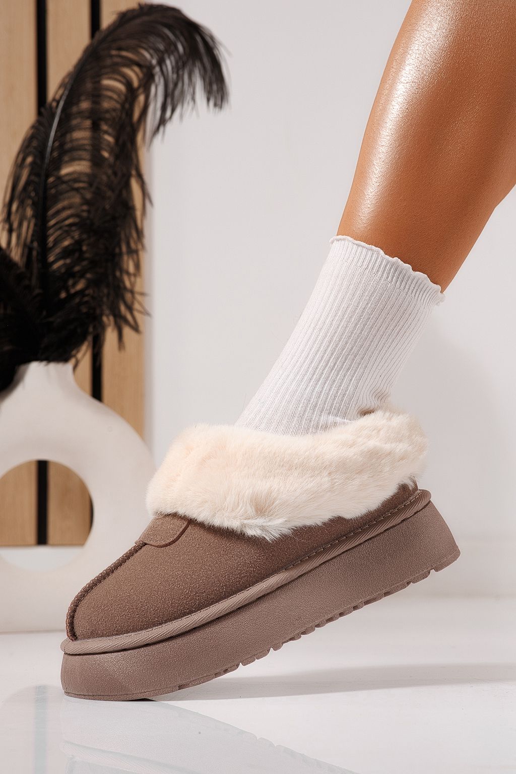 Női szőrmével bélelt csizma  Ug khaki öko bőrből készült Antonia #23062