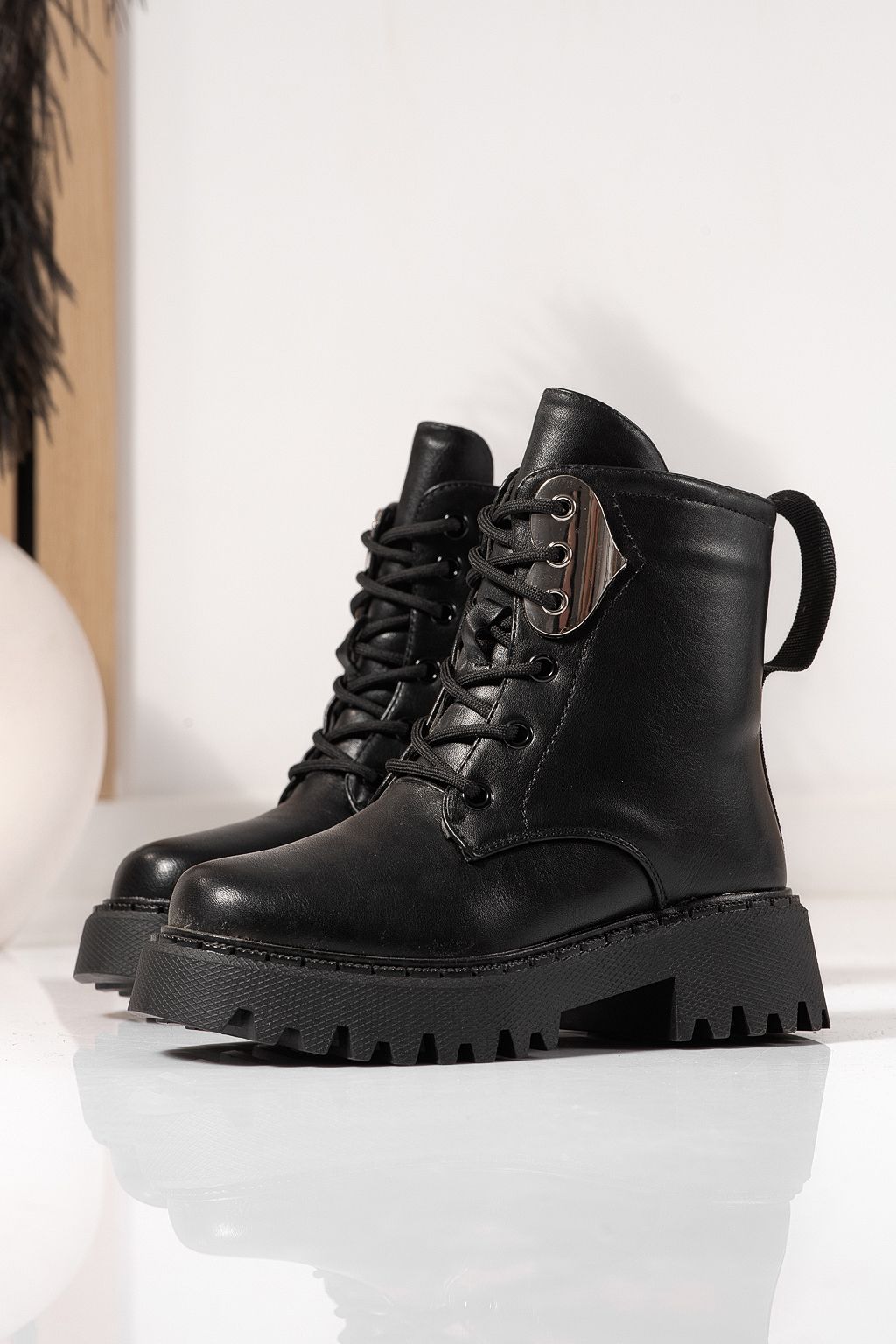 Lányka fekete szőrmével bélelt csizma ekológikus bőrből Alina #23178