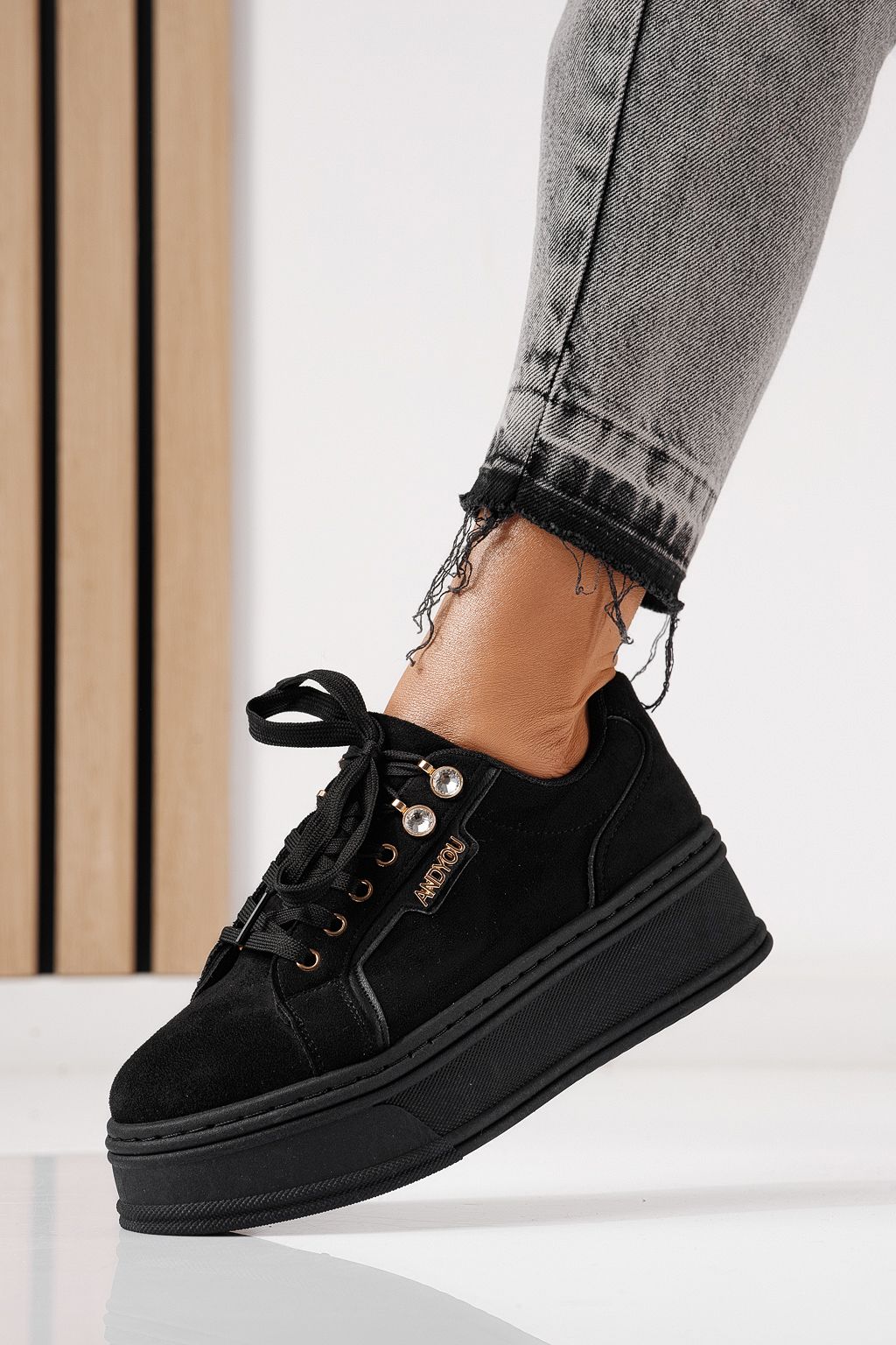 Női sportcipők fekete környezetbarát velúr bőrből készült Crina #24069