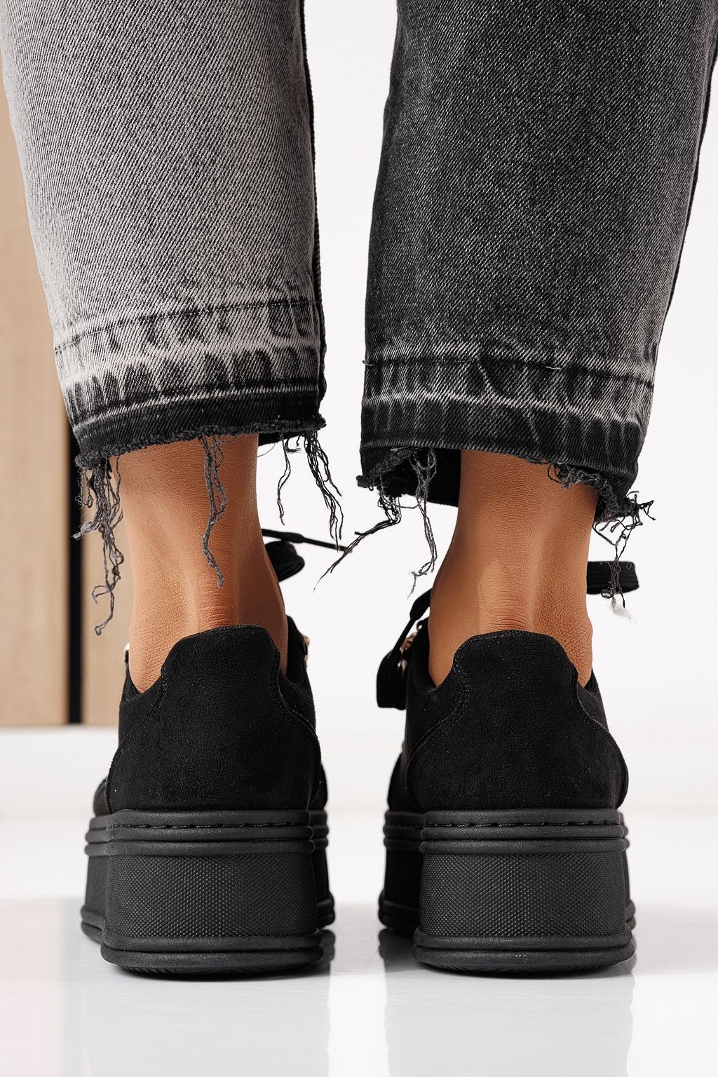 Női sportcipők fekete környezetbarát velúr bőrből készült Crina #24069