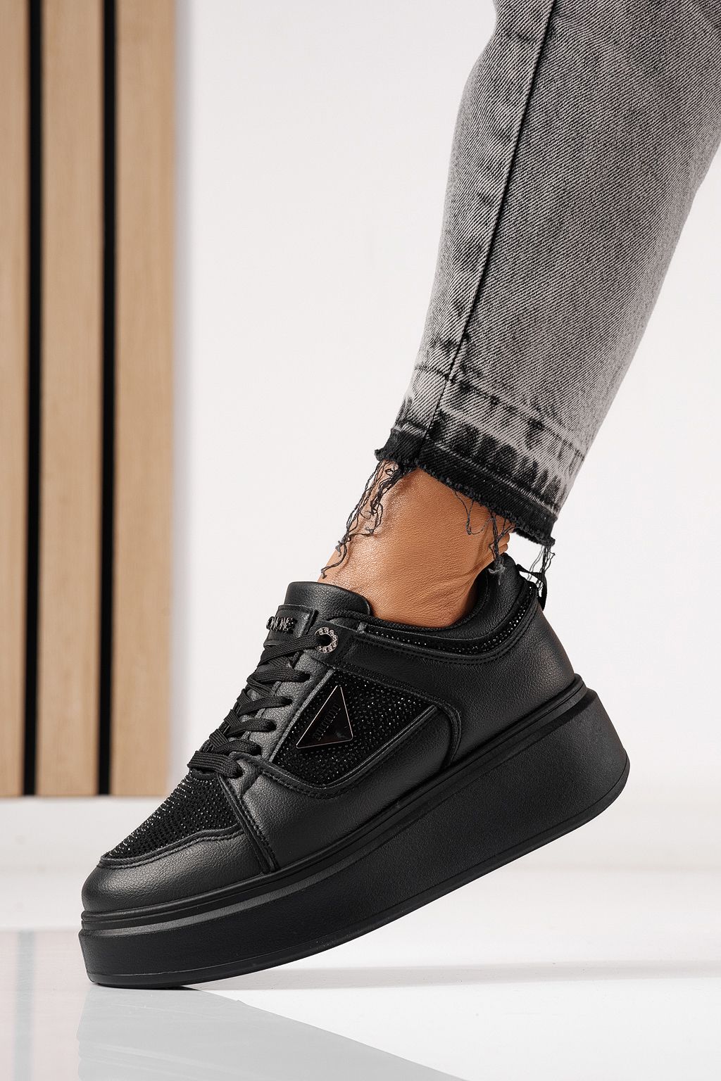 Női sportcipők fekete öko bőrből készült Delia #24080