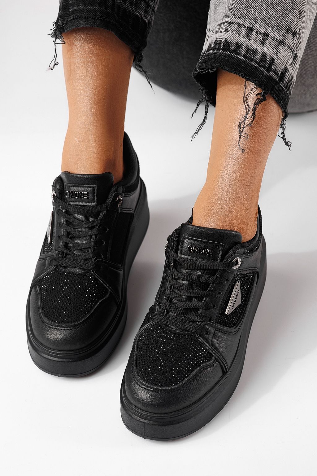 Női sportcipők fekete öko bőrből készült Delia #24080