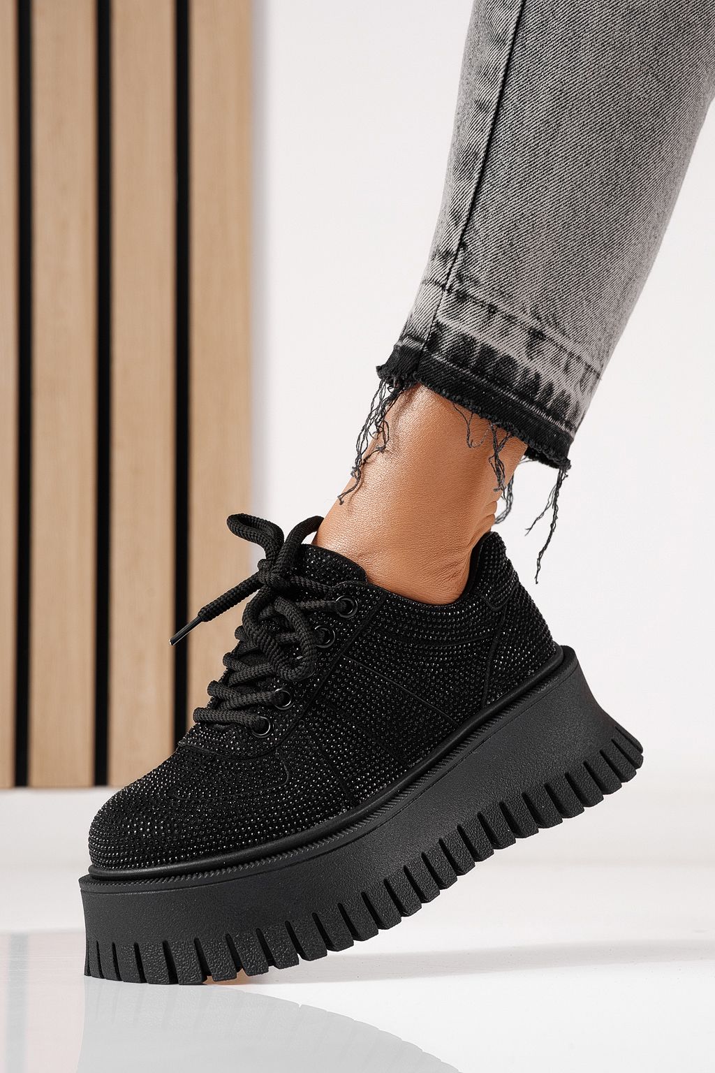 Női sportcipők fekete textil anyagból készült Ellania #24092