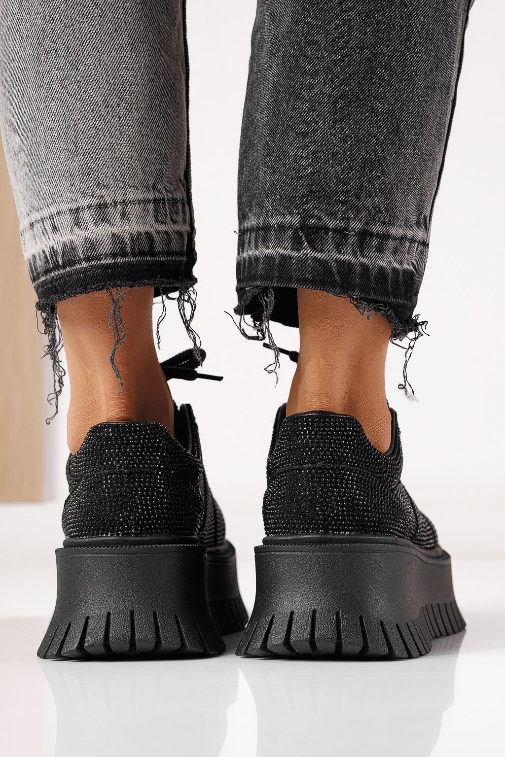 Női sportcipők fekete textil anyagból készült Ellania #24092