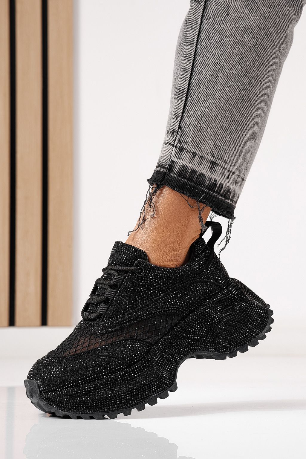 Női sportcipők fekete környezetbarát velúr bőrből készült Gabriela #24105