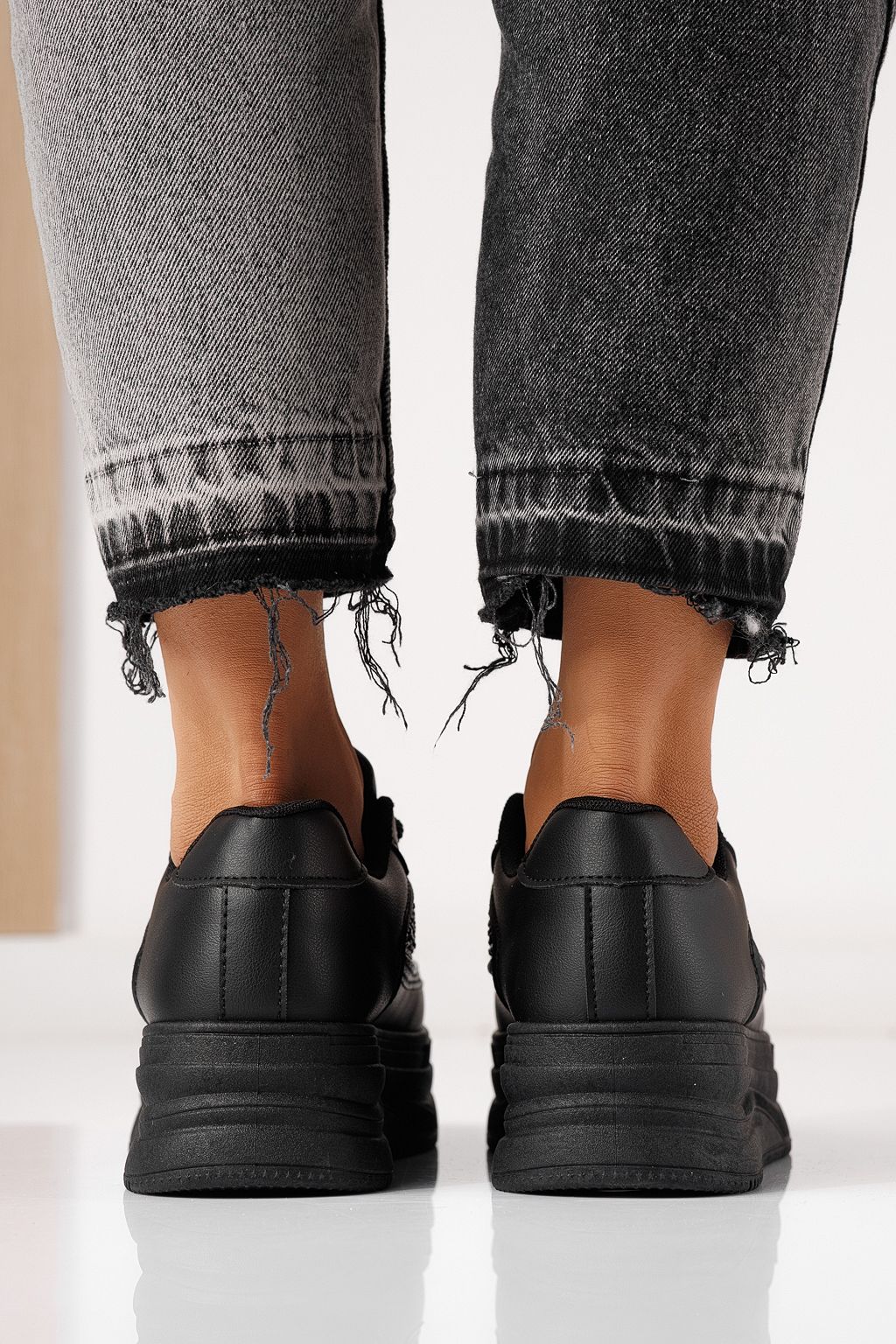 Női sportcipők fekete öko bőrből készült Clara #24056