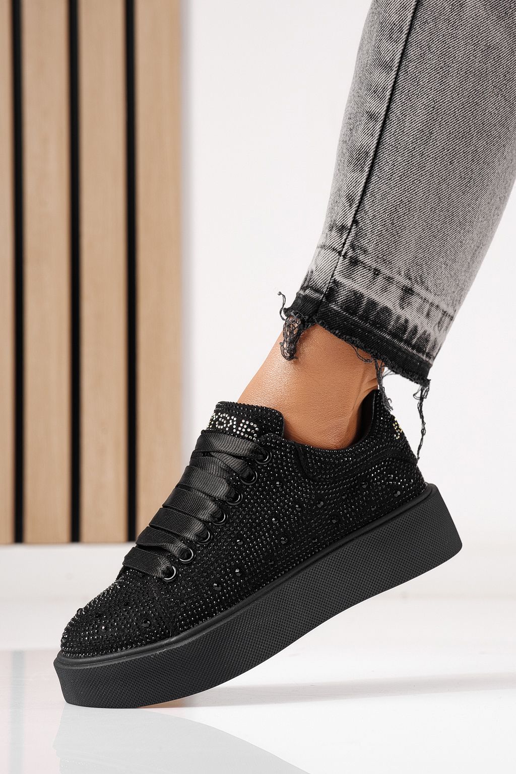 Női sportcipők fekete textil anyagból készült Ellania #24089