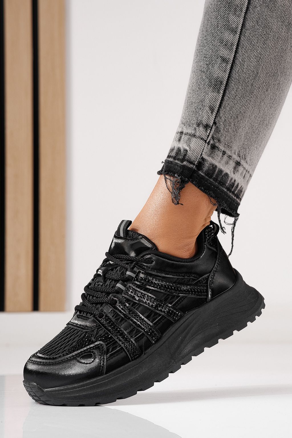 Női sportcipők fekete öko bőrből készült Carolina #24059