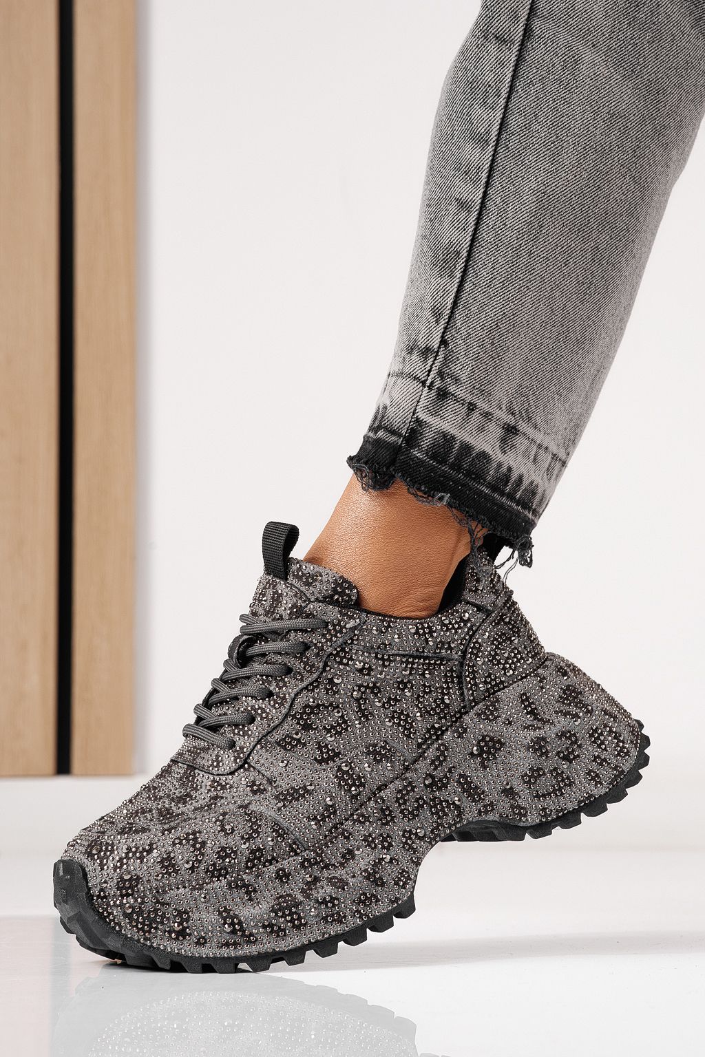 Női sportcipők fekete környezetbarát velúr bőrből készült Izabela #24118