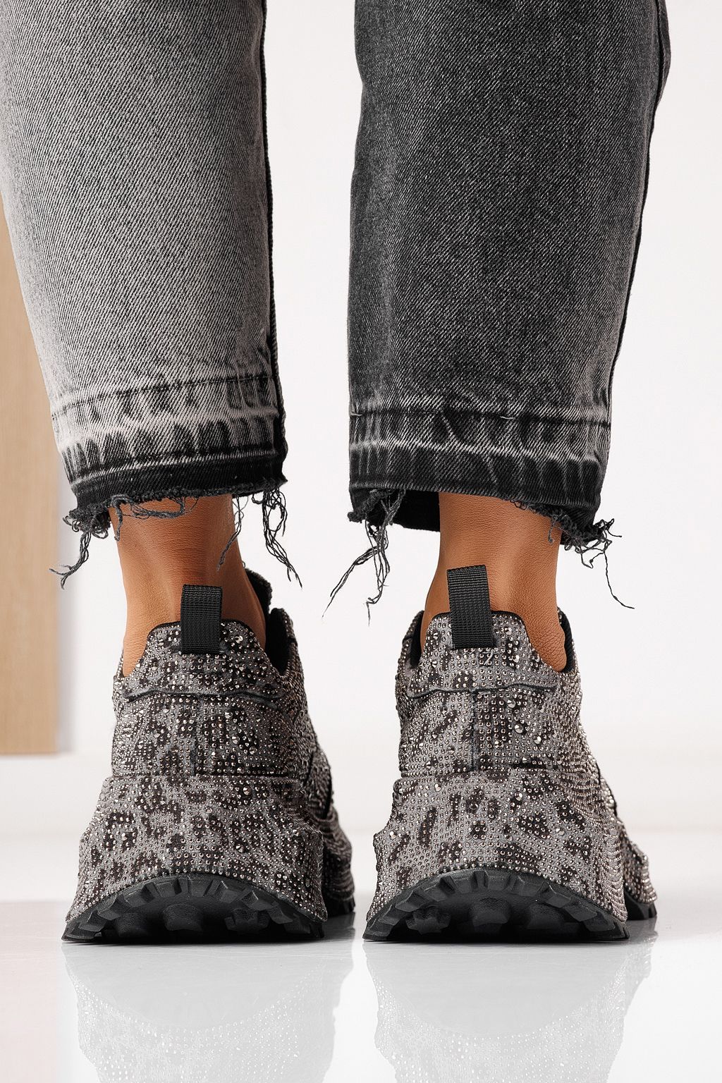 Női sportcipők fekete környezetbarát velúr bőrből készült Izabela #24118