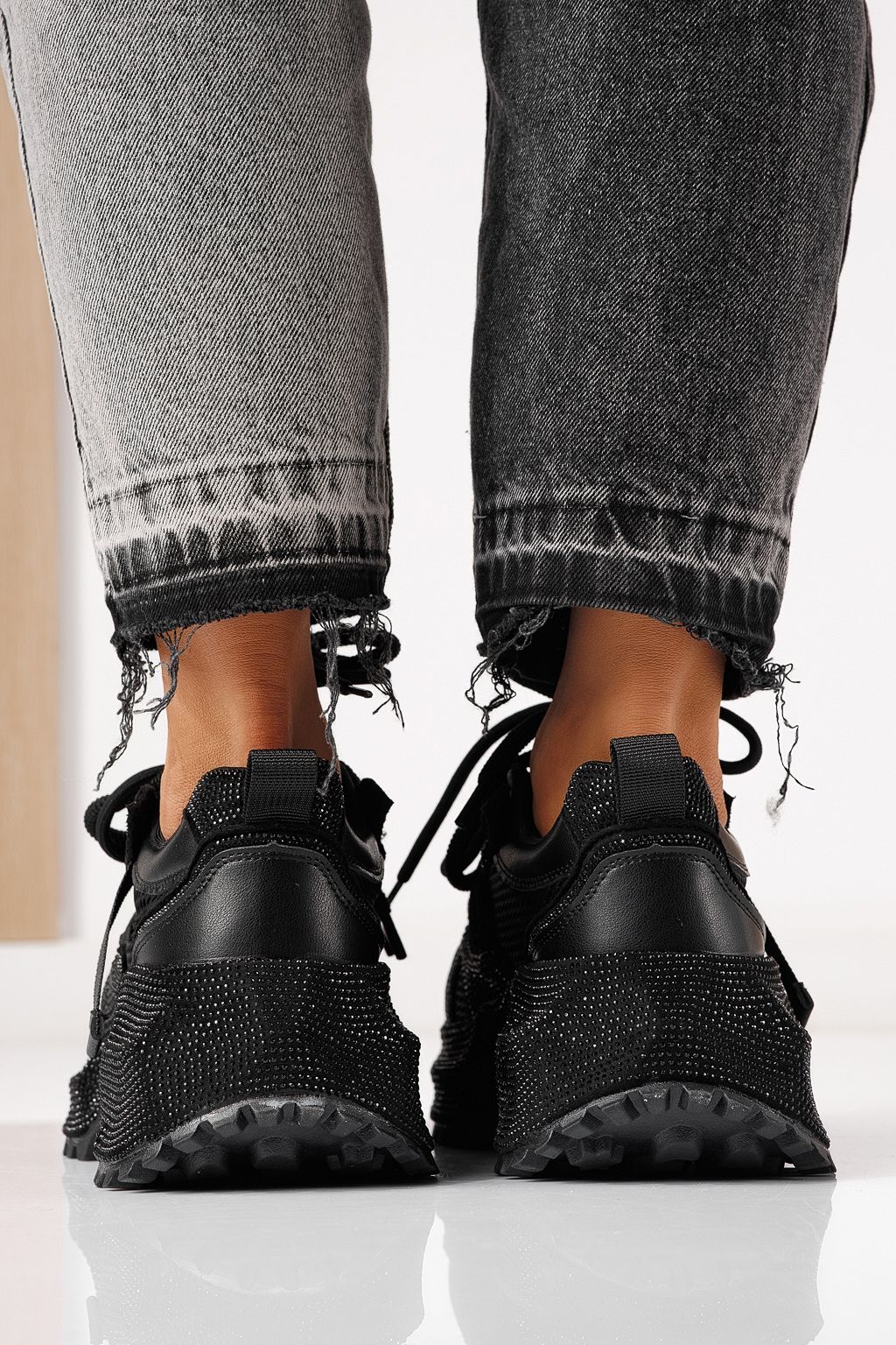 Női sportcipők fekete textil anyagból készült Cezara #24054