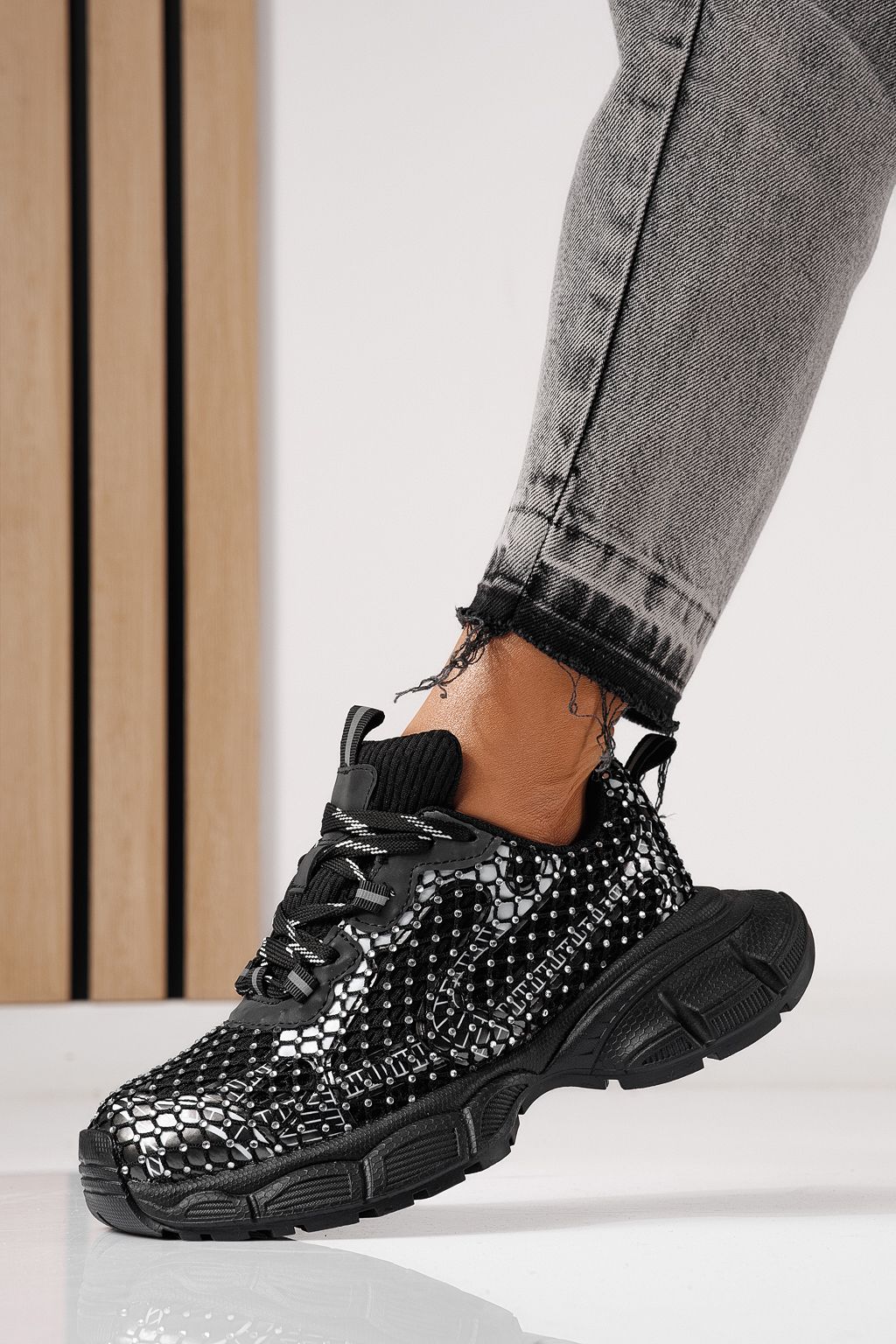 Női sportcipők fekete textil anyagból készült Lilien #24149