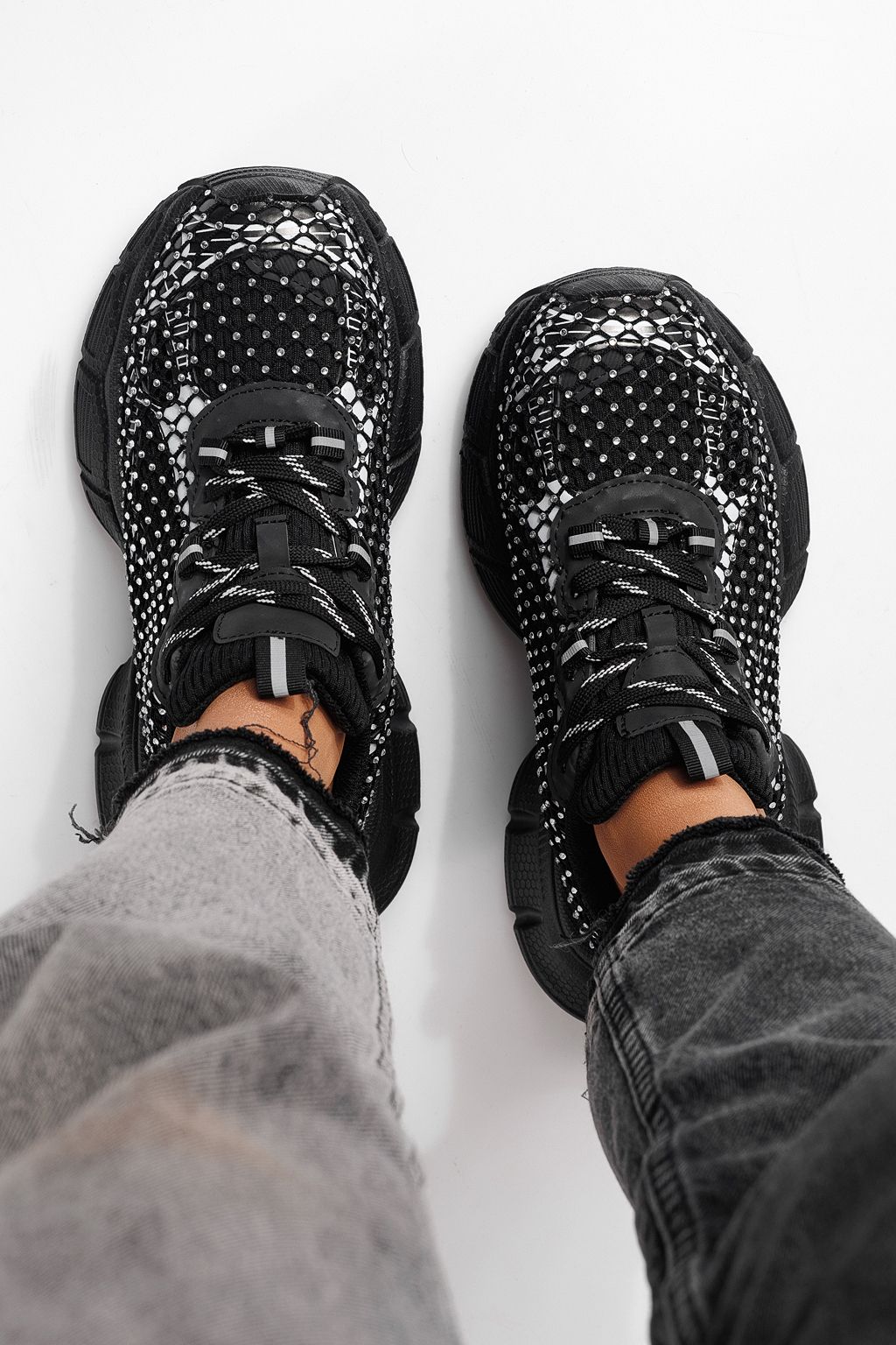 Női sportcipők fekete textil anyagból készült Lilien #24149