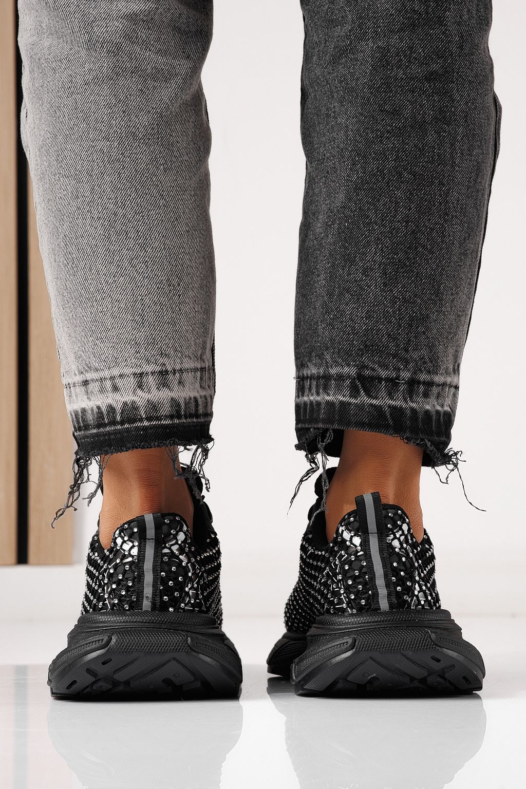 Női sportcipők fekete textil anyagból készült Lilien #24149