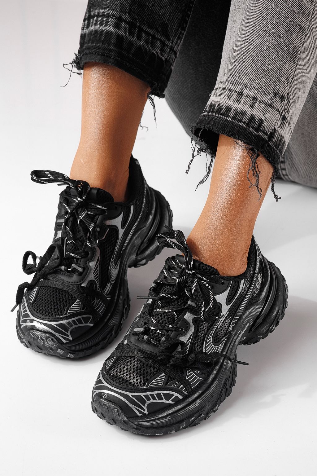 Női sportcipők fekete textil anyagból készült Laura #24145