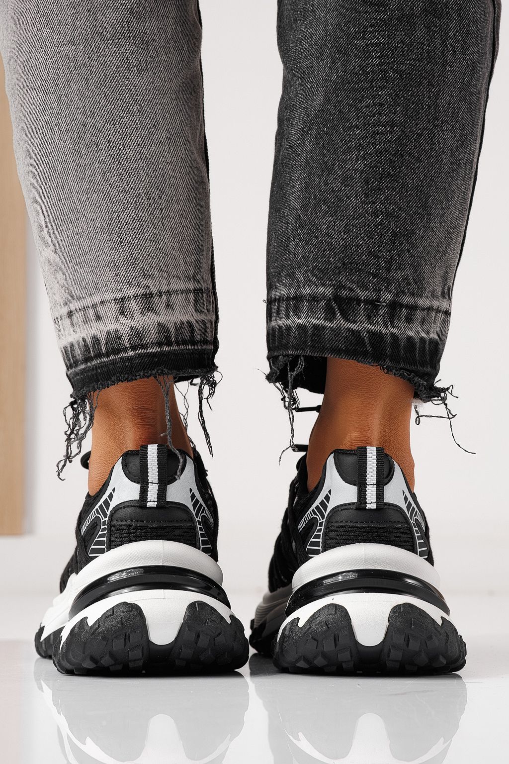 Női sportcipők fekete textil anyagból készült Jullya #24130