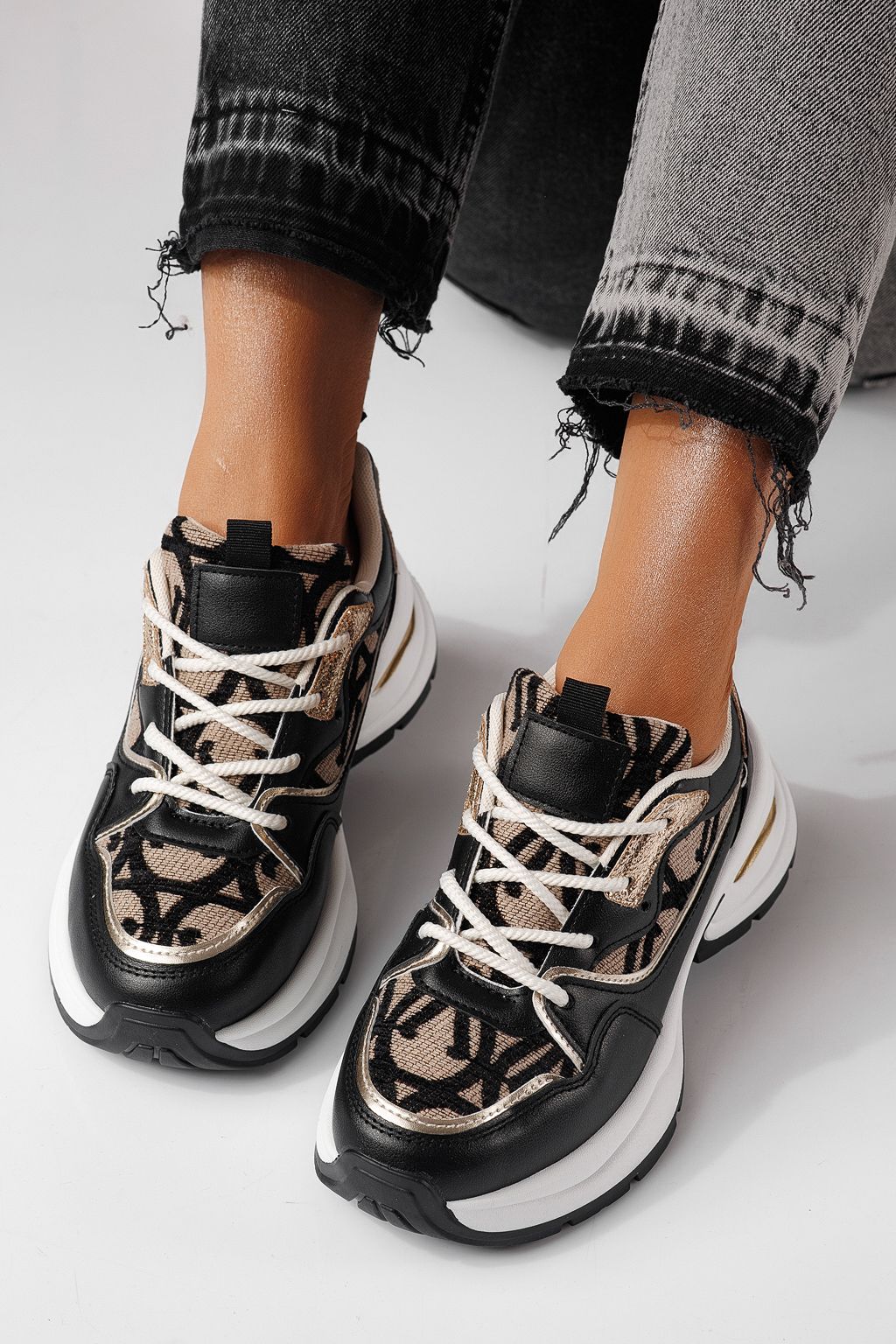 Női sportcipők fekete öko bőrből készült Karla #24134