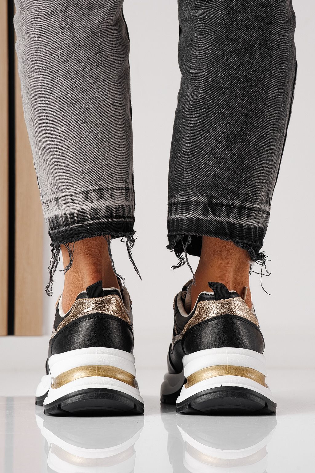 Női sportcipők fekete öko bőrből készült Karla #24134