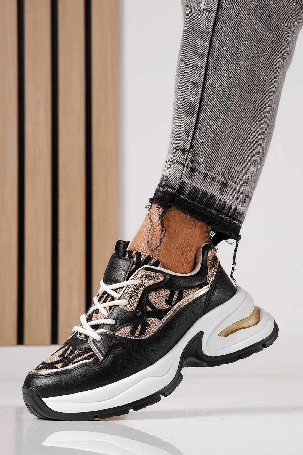 Női sportcipők fekete öko bőrből készült Karla #24134