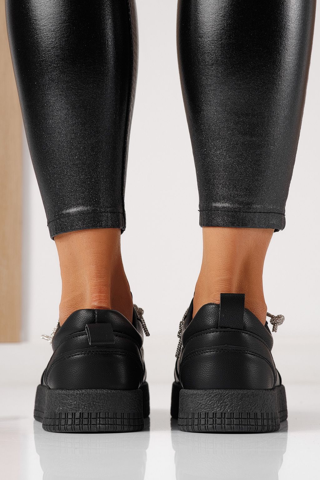 Női sportcipők fekete öko bőrből készült Nicole #24165