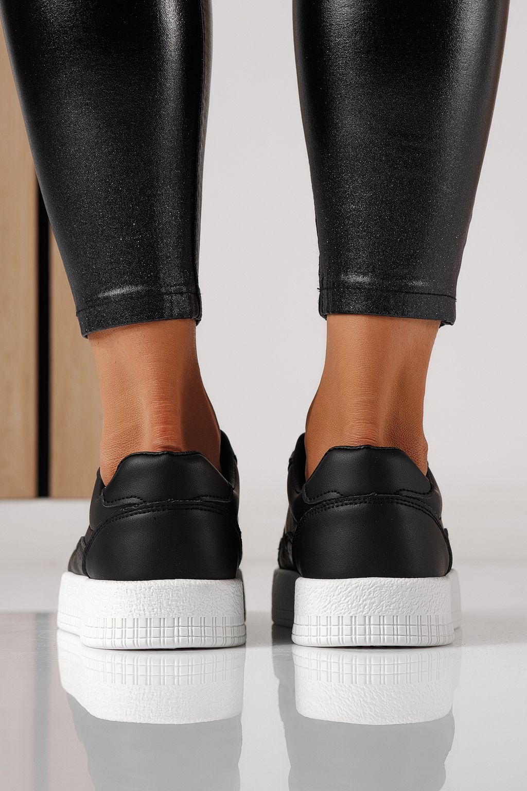 Női sportcipők fekete öko bőrből készült Nadia #24160