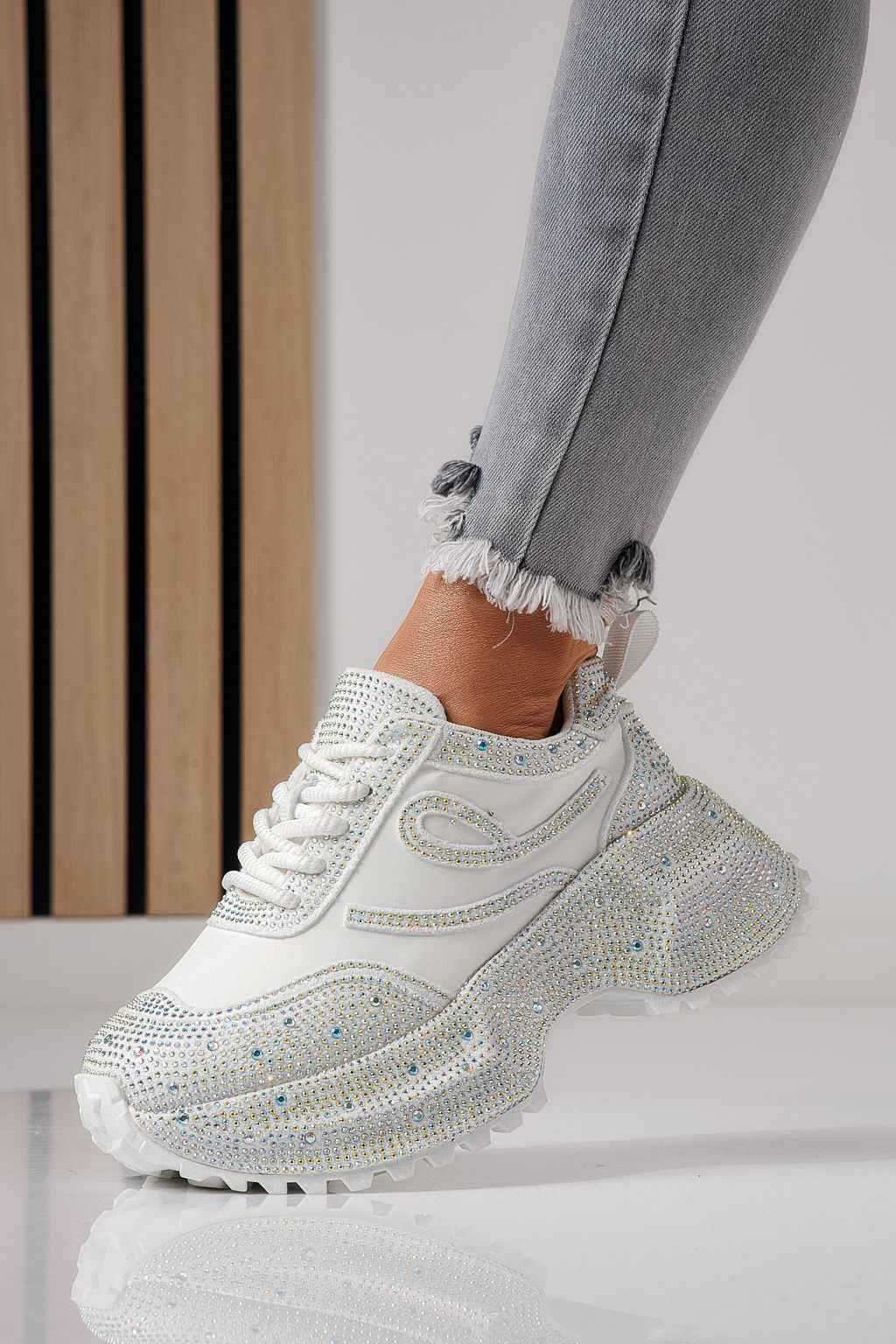 Női sportcipők fehér környezetbarát velúr bőrből készült Ioana #24111