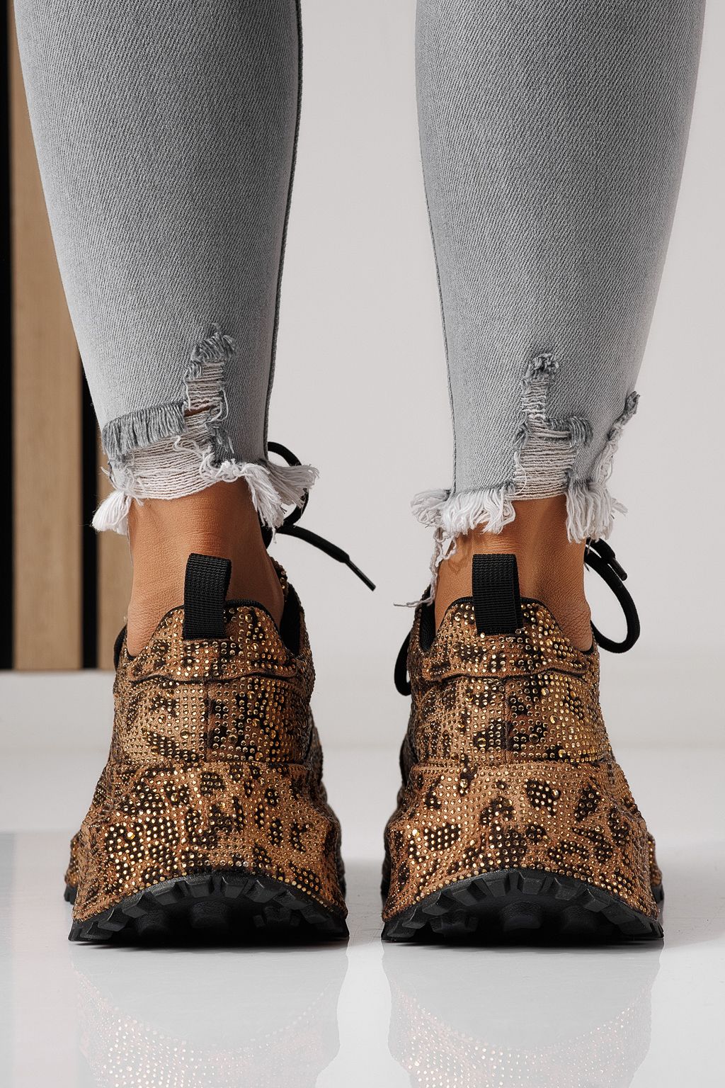 Női sportcipők leopárd környezetbarát velúr bőrből készült Izabela #24119