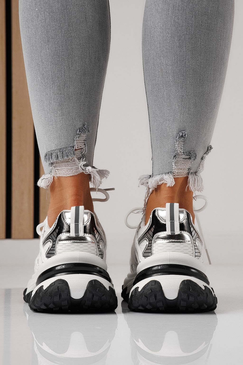 Női sportcipők ezüst textil anyagból készült Jullya #24129