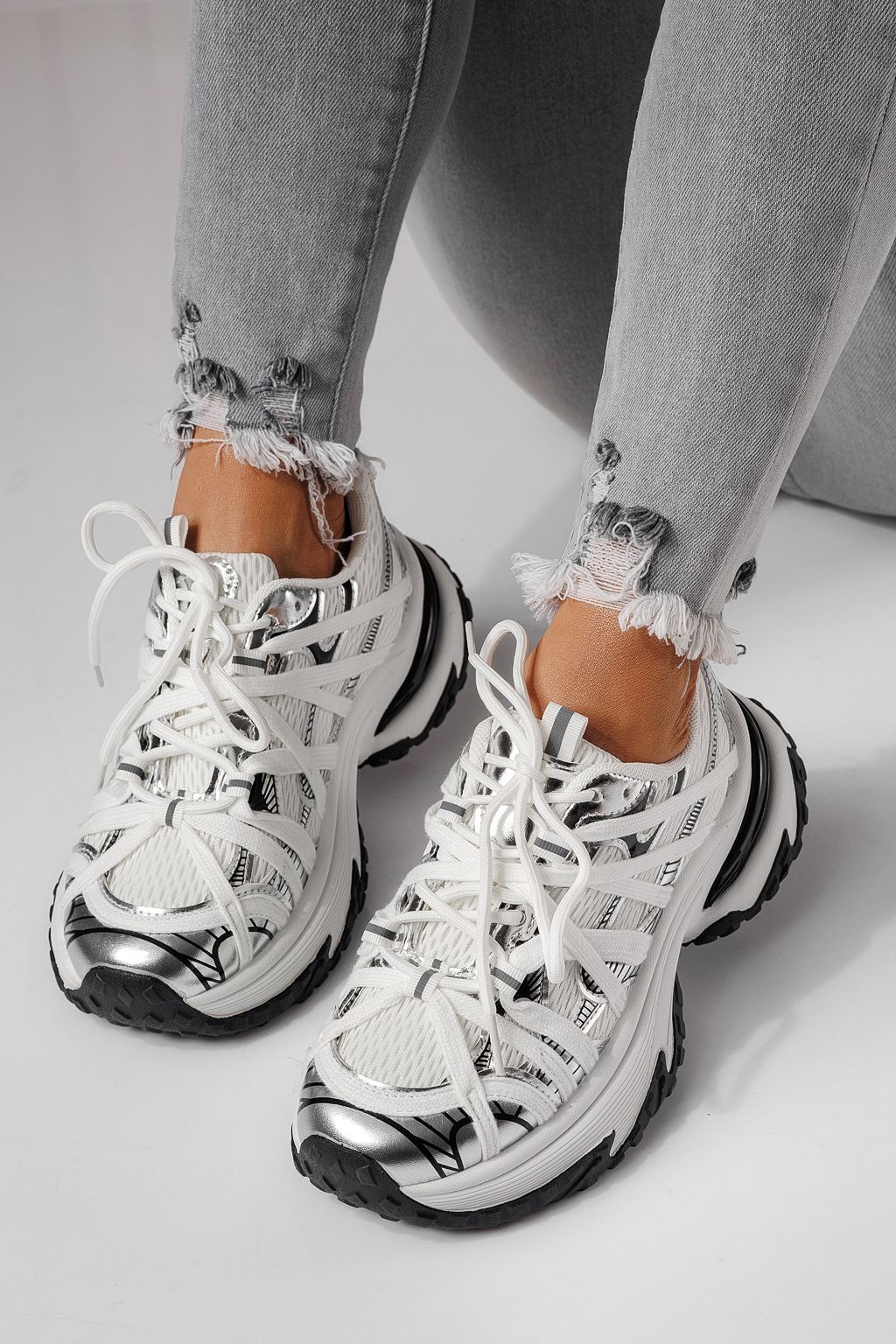 Női sportcipők ezüst textil anyagból készült Jullya #24129