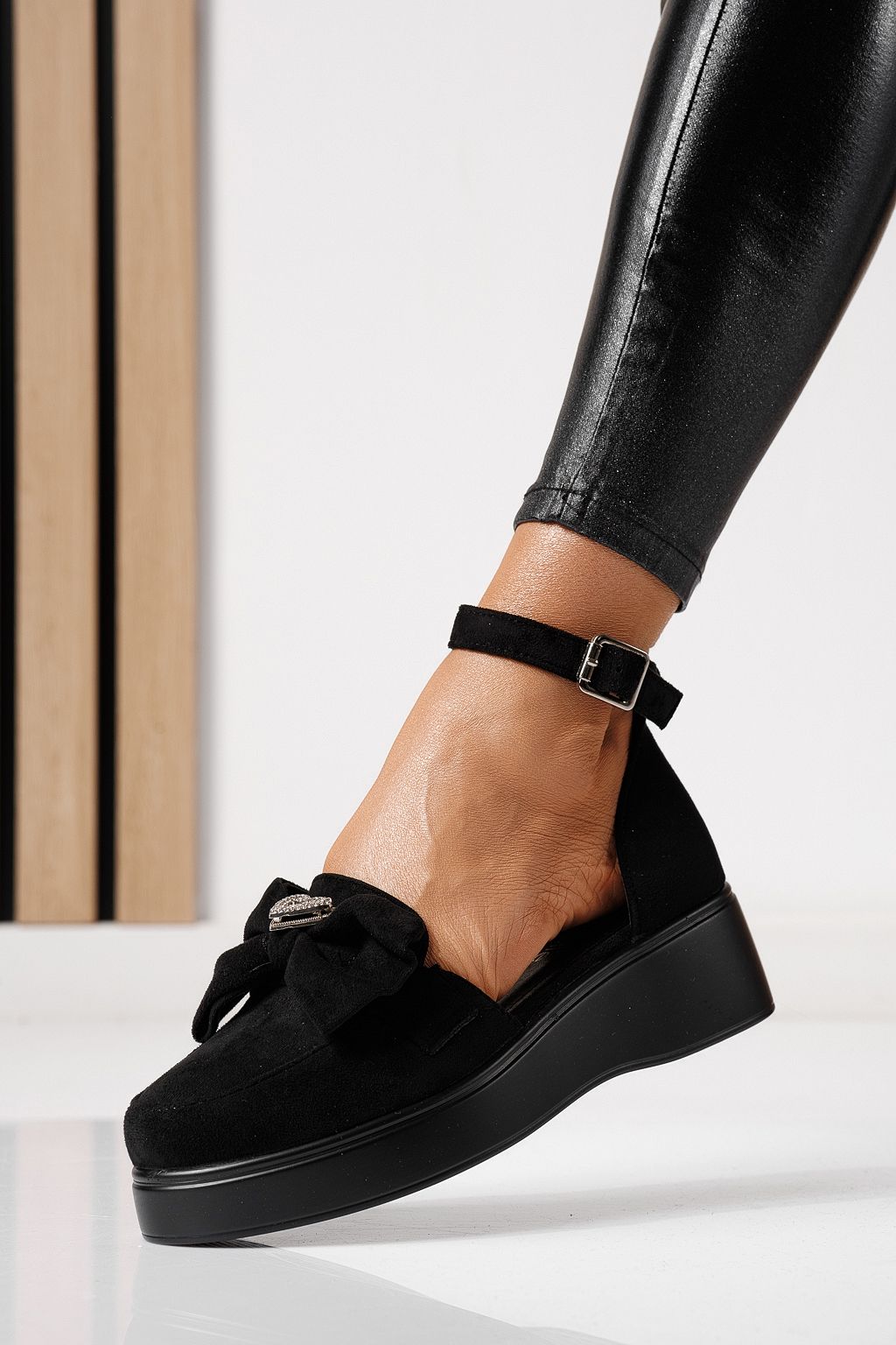 Női alkalmi cipők fekete környezetbarát velúr bőrből készült Felicia #24102