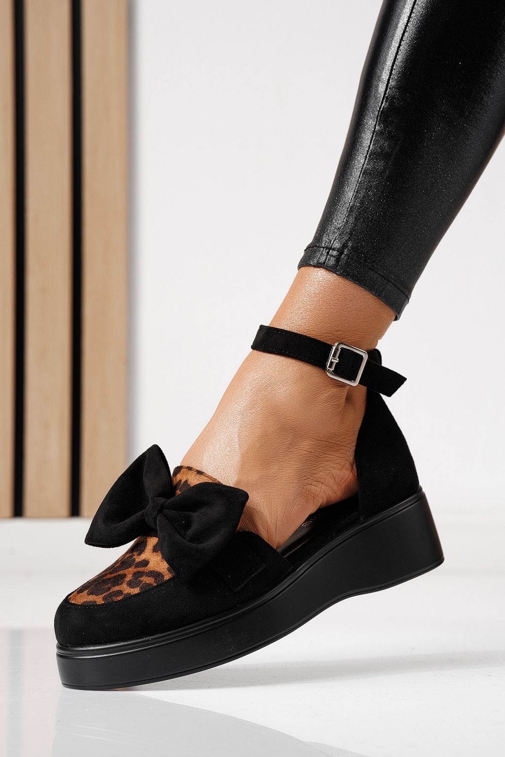 Női alkalmi cipők leopárd környezetbarát velúr bőrből készült Ella #24094